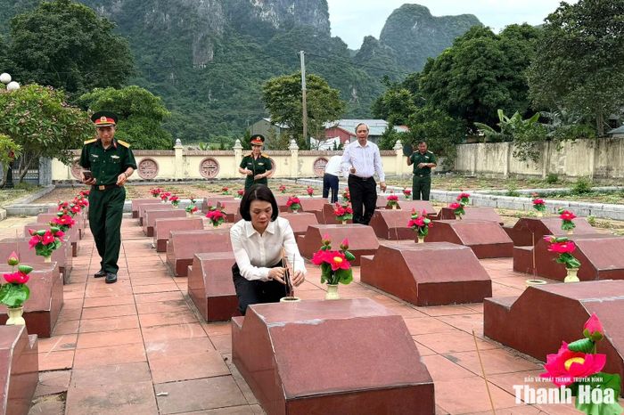 Các thành viên trong đoàn dâng hương lên từng phần mộ liệt sĩ tại Nghĩa trang Liệt sĩ xã Ngọc Lặc.