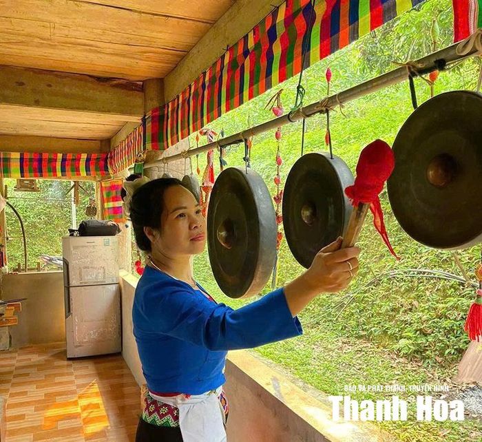 Chị Bùi Thị Thao (thôn Lâm Sơn, xã Thạch Quảng) luôn giữ gìn nét đẹp văn hóa cồng chiêng của người dân tộc Mường.