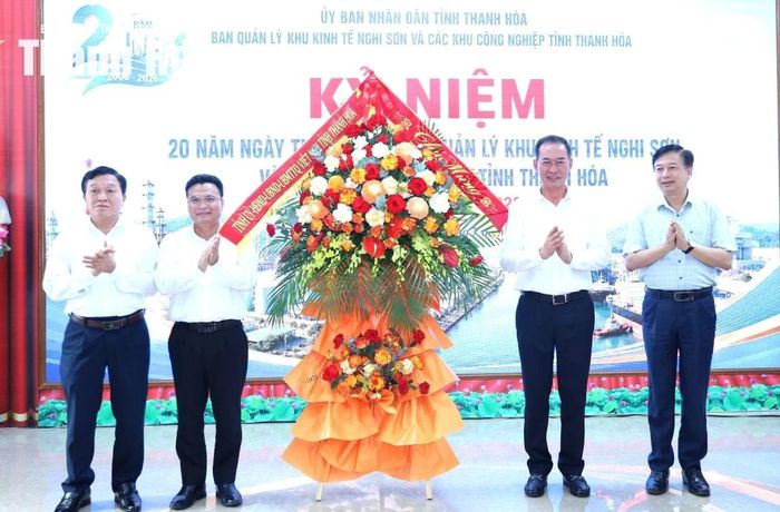 Thay mặt Tỉnh ủy, HĐND, UBND, Ủy ban MTTQ tỉnh, Phó Bí thư Tỉnh ủy Trịnh Tuấn Sinh tặng hoa chúc mừng Ban Quản lý KKT Nghi Sơn và các KCN tỉnh Thanh Hóa nhân kỷ niệm 20 năm thành lập.