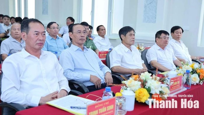 Phó Bí thư Tỉnh ủy Trịnh Tuấn Sinh và các đại biểu dự tọa đàm.