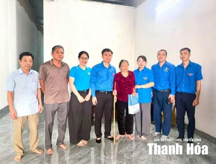 Đoàn phường Sầm Sơn tặng quà gia đình chính sách, người có công trên địa bàn.