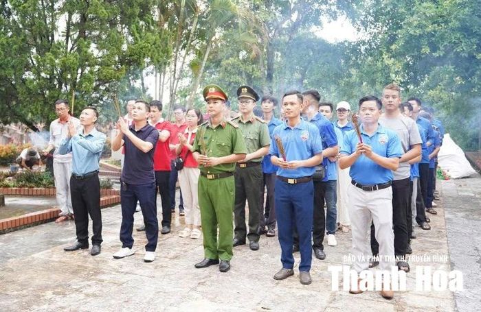 Đoàn viên thanh niên xã Hà Trung với chương trình “Hoa dâng liệt sĩ”.