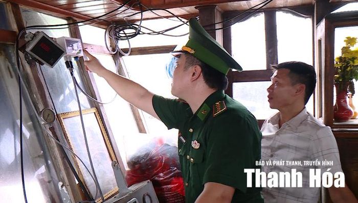 Kiểm tra thiết bị giám sát hành trình của ngư dân trước khi xuất bến.