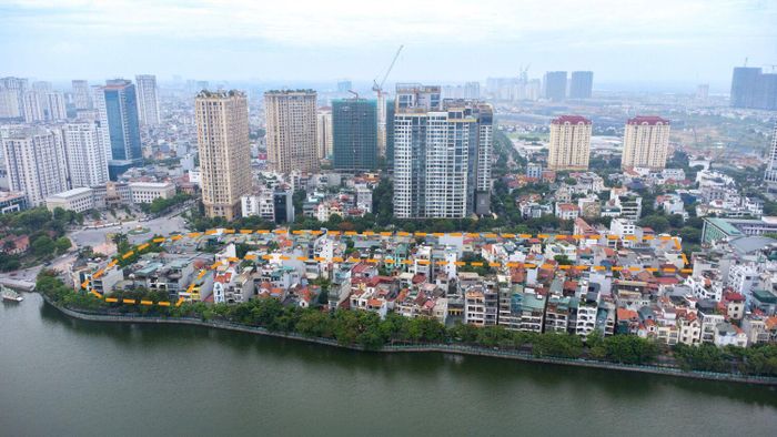 Nằm ở khu vực vườn hoa Lạc Long Quân, thuộc địa bàn phường Tây Hồ, TP Hà Nội hiện có một khu dân cư hiện hữu rộng khoảng 2,7 ha có thể sẽ phải di dời theo quy hoạch. (Ranh giới khu đất được vẽ tương đối theo bản đồ quy hoạch).