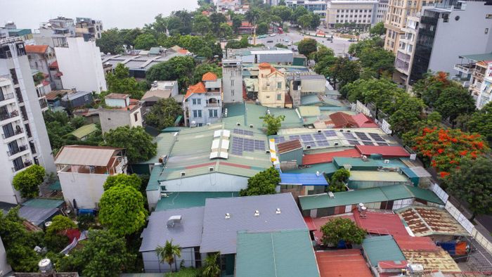 Ghi nhận của người viết, phần lớn diện tích của khu dất đang có các hộ dân cư cùng công trình kiên cố, mặt tiền đường Lạc Long Quân có nhiều hàng quán đang hoạt động. Khu vực tiếp giáp đường Nguyễn Hoàng Tôn có một sân chơi công cộng.