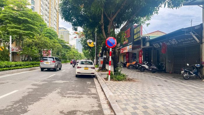 Mặt tiền đường Lạc Long Quân của khu dân cư.
