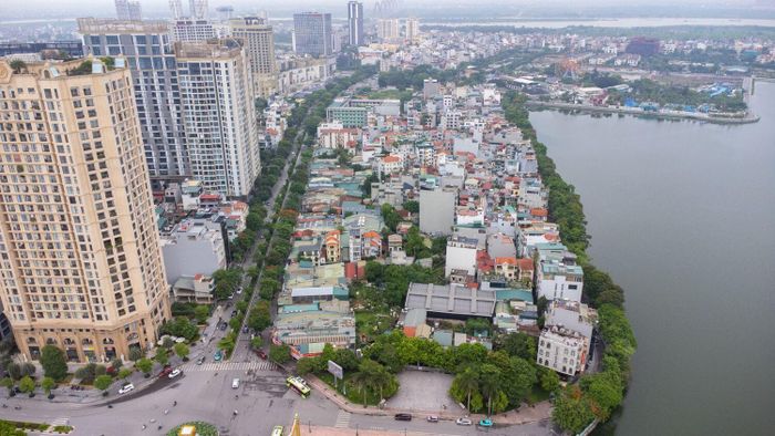 Khu dân cư có mặt tiền phía tây tiếp giáp với đường Lạc Long Quân; phía nam tiếp giáp với đường Nguyễn Hoàng Tôn, đối diện là vườn hoa Lạc Long Quân; phía bắc là ngõ 472 Lạc Long quân, đối diện với Trường THCS Nhật Tân.