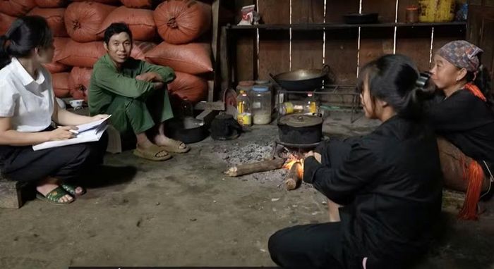 Cán bộ trợ giúp pháp lý tỉnh Lào Cai làm việc với người dân về tranh chấp đất đai.