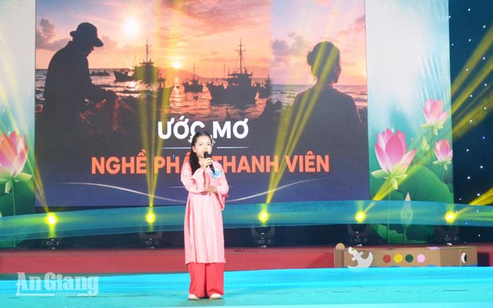 Thí sinh thể hiện phần thi hùng biện tại vòng chung kết cuộc thi.