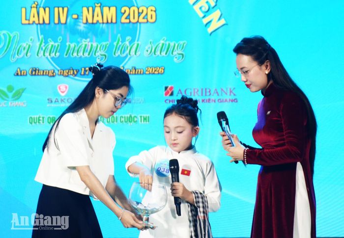 Thí sinh bốc thăm trả lời câu hỏi phần thi ứng xử.