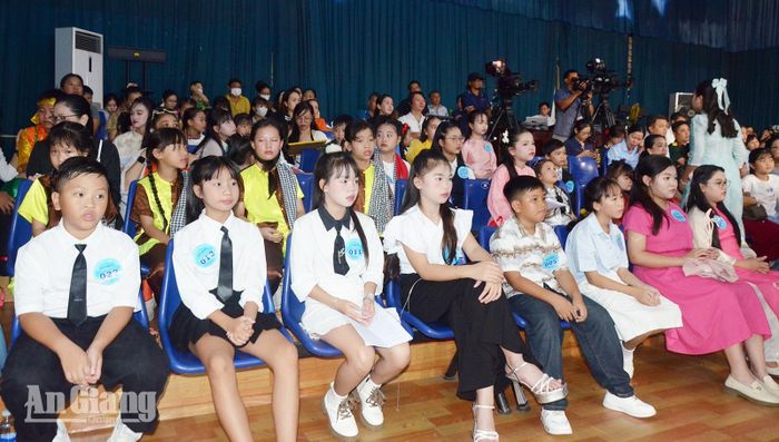 Các thí sinh chuẩn bị bước vào vòng thi chung kết cuộc thi.