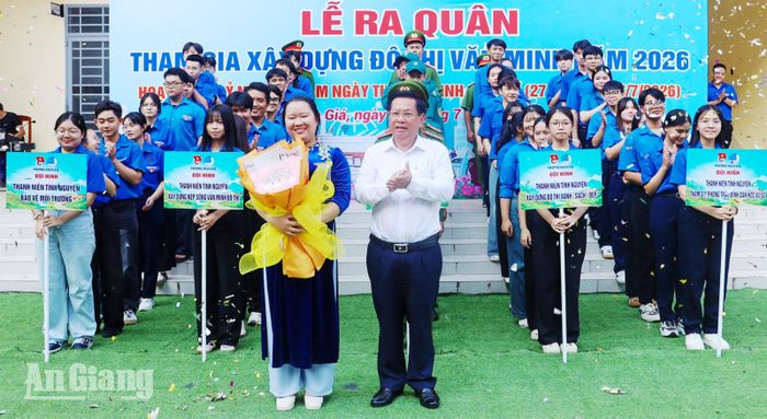 Ủy viên Ban Thường vụ Tỉnh ủy, Bí thư Đảng ủy phường Rạch Giá Mai Hoàng Khởi tặng hoa cho các đội hình thanh niên tình nguyện.