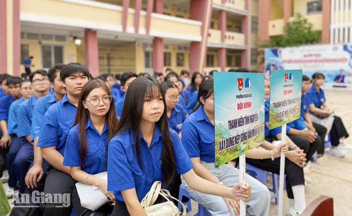 Đoàn viên, thanh niên dự lễ ra quân xây dựng đô thị văn minh năm 2026.