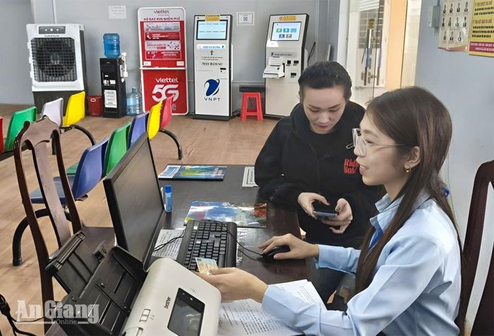 Công chức hỗ trợ người dân thực hiện dịch vụ công trực tuyến tại Trung tâm Phục vụ hành chính công xã Bình Sơn