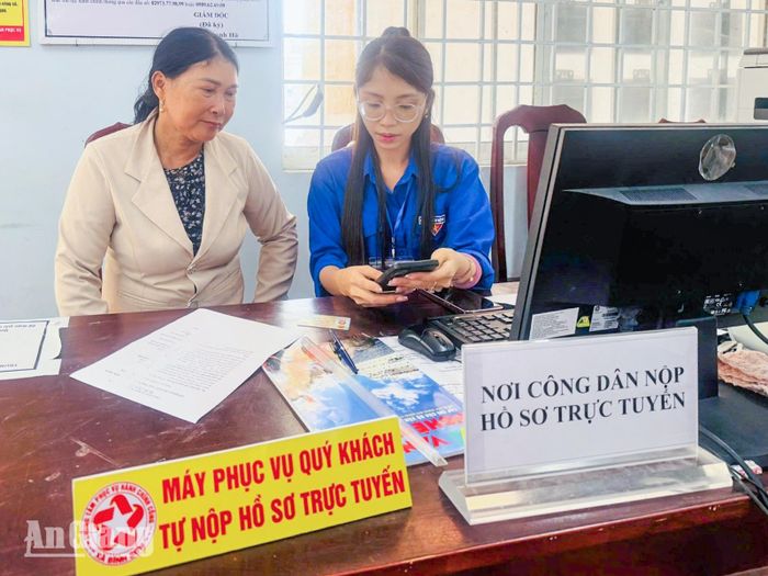 Người cao tuổi được ưu tiên hướng dẫn thực hiện dịch vụ công trực tuyến tại Trung tâm Phục vụ hành chính công xã Bình Sơn