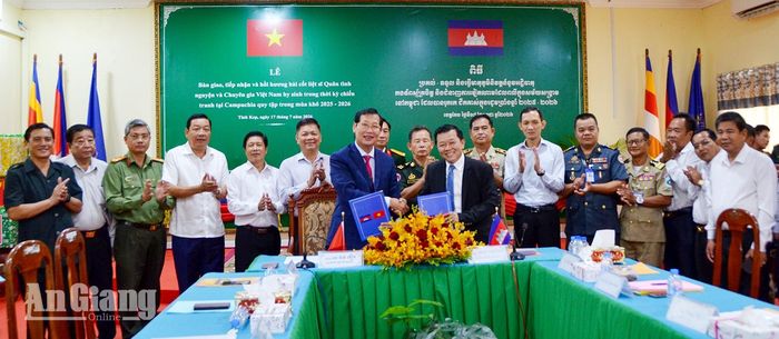 Ban Chuyên trách tỉnh Kep bàn giao cho Ban Chuyên trách tỉnh An Giang 12 hài cốt liệt sĩ.