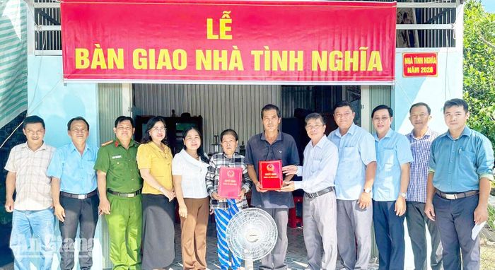 Trao quyết định bàn giao nhà cho gia đình bà Nguyễn Thị Tươi và đại diện gia đình ông Lê Văn Cần.