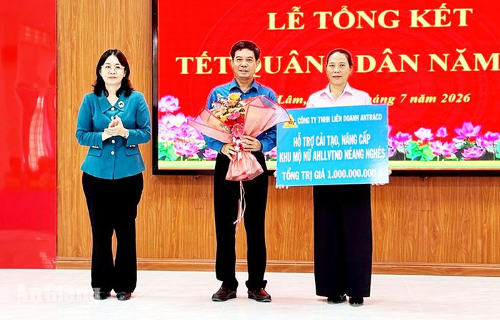 Công ty TNHH Liên doanh Antraco trao tặng kinh phí nâng cấp khu mộ Anh hùng Lực lượng vũ trang nhân dân Neáng Nghés.