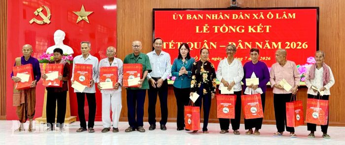 UBND xã Ô Lâm tặng quà cho gia đình chính sách tiêu biểu trên địa bàn xã.
