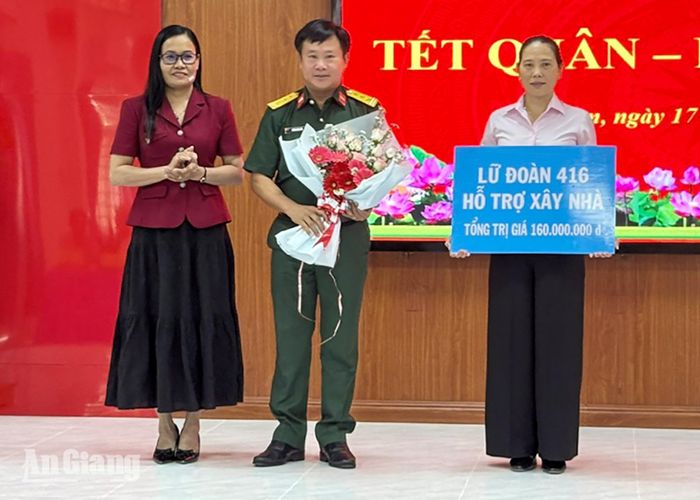 Lữ đoàn Tăng thiết giáp 416 trao tặng kinh phí xây dựng 2 căn nhà tình nghĩa cho xã Ô Lâm.