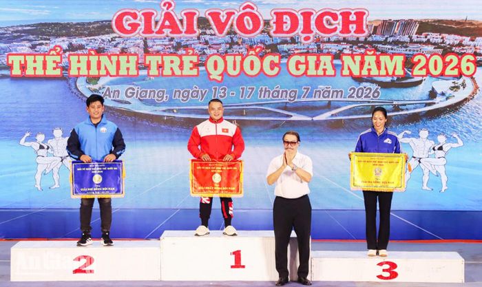 Ban Tổ chức trao cờ cho các đơn vị đạt thành tích xuất sắc đồng đội nam.
