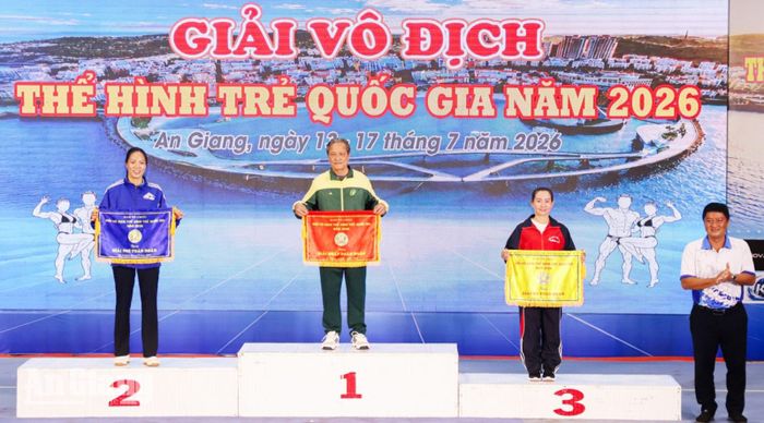 Ban Tổ chức trao cờ toàn đoàn cho các đơn vị.