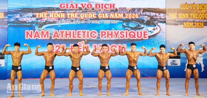 Các vận động viên thi đấu nội dung nam Athletic physique U21 đến 170 cm.