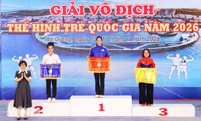 Ban Tổ chức trao cờ cho các đơn vị đạt thành tích xuất sắc đồng đội nữ.