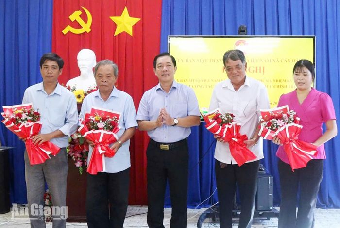 Thường trực Đảng ủy xã Cần Đăng tặng hoa chúc mừng các Ủy viên Ủy ban Mặt trận Tổ quốc Việt Nam xã Cần Đăng khóa I vừa được bầu bổ sung.