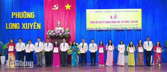 Phó Bí thư Đảng ủy, Chủ tịch UBND phường Long Xuyên Đoàn Thị Hương Hà trao quyết định về việc chỉ định trưởng khóm lâm thời.