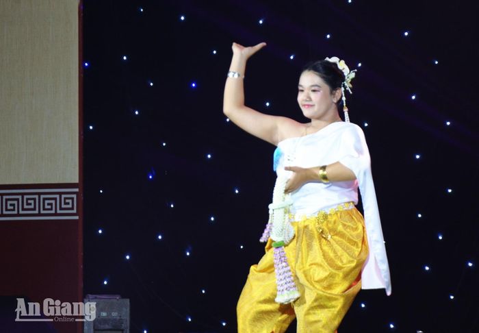 Thí sinh chọn trang phục dân tộc tham gia thi diễn.