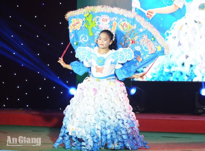 Nhiều thí sinh tự chọn trang phục thể hiện phong thái tự tin khi tham gia thi diễn.