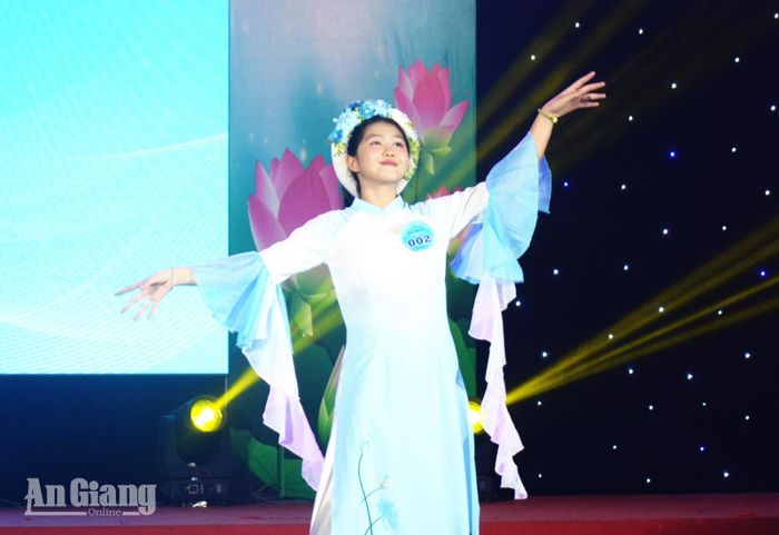 Nhiều thí sinh chọn trang phục áo dài tham gia phần thi diễn.