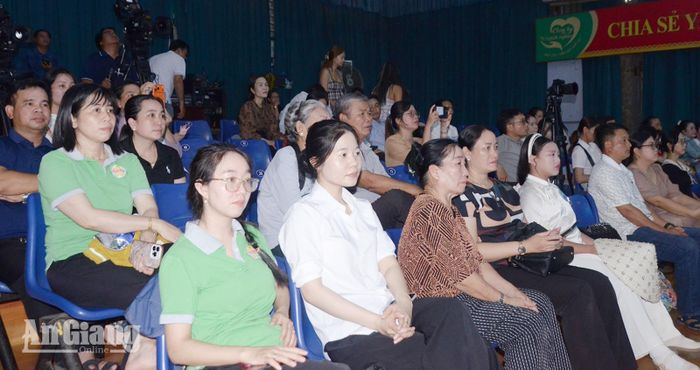 Nhiều phụ huynh thí sinh theo dõi phần thi biểu diễn thời trang.