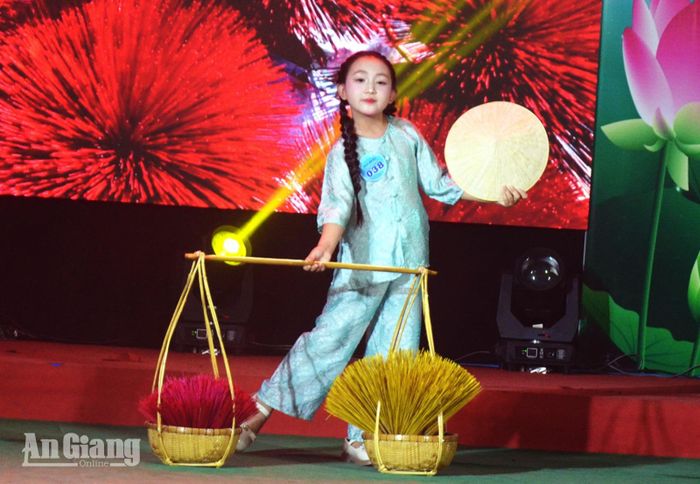 Thí sinh chọn trang phục áo bà ba tham gia phần thi diễn.
