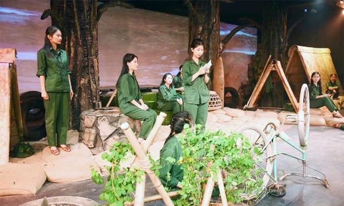 Vở diễn “Huyền thoại tuổi thanh xuân” tái hiện câu chuyện xảy ra tại chiến trường Ngã ba Đồng Lộc.