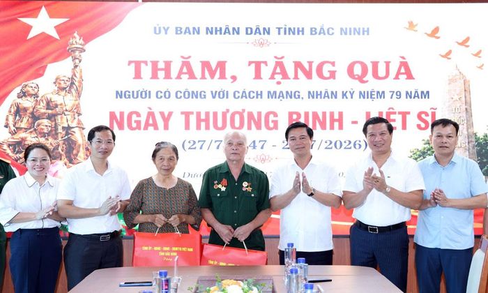 Đồng chí Lê Xuân Lợi cùng thành viên đoàn công tác tặng quà ông Nguyễn Văn Bốn và bà Nguyễn Thị Cường.