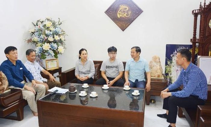 Lãnh đạo xã Yên Phong gặp gỡ người dân thôn Đông Lâu để kịp thời nắm bắt tâm tư, nguyện vọng và giải quyết các vấn đề nảy sinh từ cơ sở.