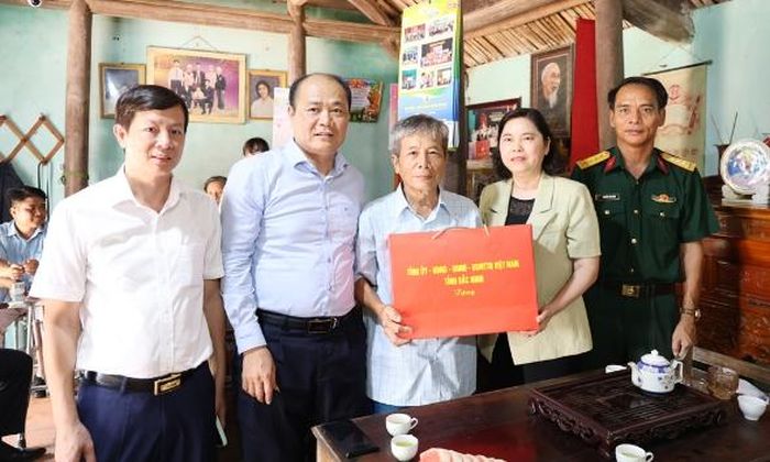  Đồng chí Trần Thị Hằng và đoàn công tác thăm, tặng quà ông Nguyễn Văn Môn. 