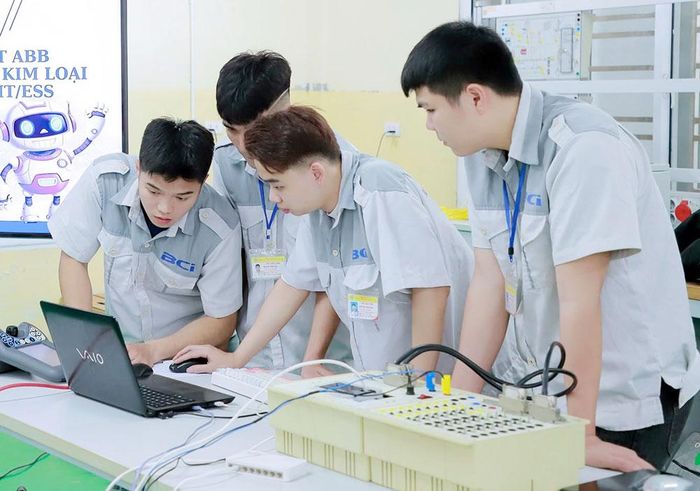 Sinh viên Trường Cao đẳng Công nghiệp Bắc Ninh thực hành điện tử công nghiệp theo định hướng tiêu chuẩn Đức.
