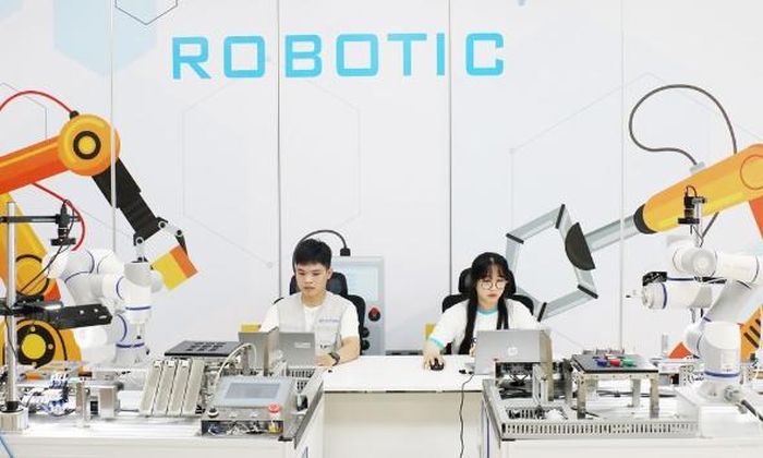Giờ thực hành sử dụng rô-bốt của sinh viên Khoa Điện tử công nghiệp, Trường Cao đẳng Công nghệ Việt - Hàn Bắc Giang.