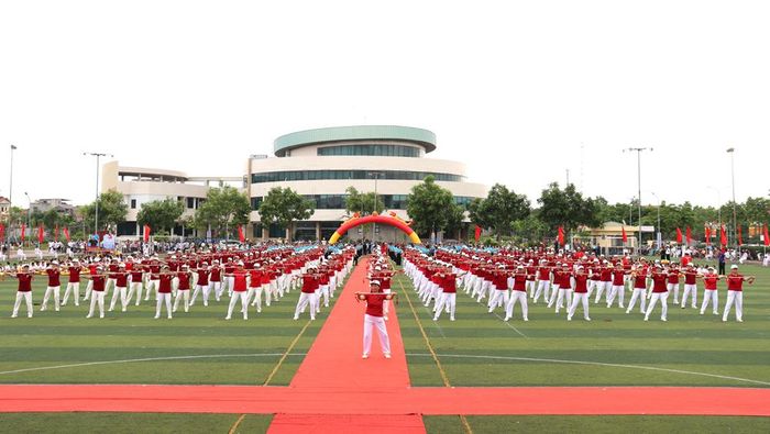  Màn đồng diễn dưỡng sinh của người cao tuổi xã Gia Bình. 