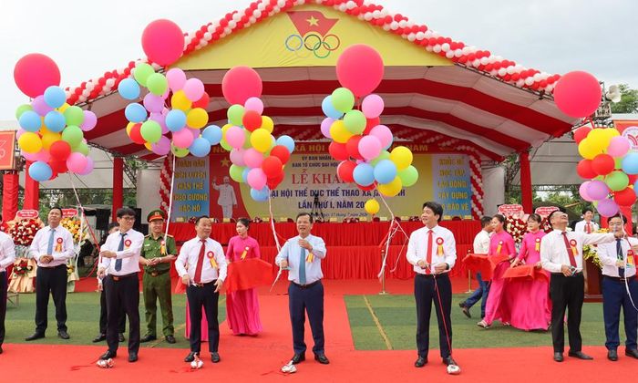  Các đại biểu thực hiện nghi thức thả bóng bay gửi gắm thông điệp của Đại hội. 