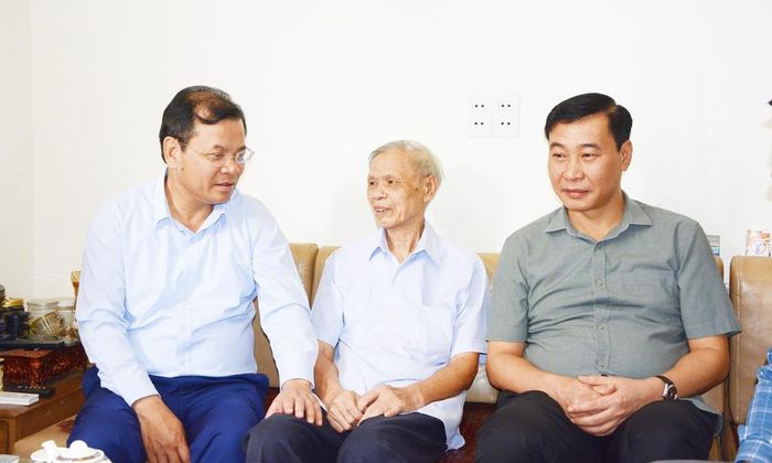  Đồng chí Phan Thế Tuấn thăm hỏi sức khỏe ông Hạ Bá Toán, ở tổ dân phố Đáp Cầu 1, phường Vũ Ninh. 