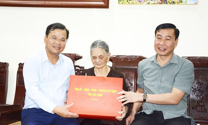  Đồng chí Phan Thế Tuấn và lãnh đạo phường Vũ Ninh tặng quà cho bà Nguyễn Thị Yêm, ở tổ dân phố Kim Đôi, phường Vũ Ninh. 