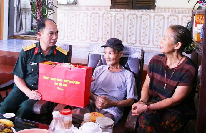  Đồng chí Văn Khắc Thành thăm, tặng quà ông Nguyễn Hồng Muôn, tổ dân phố Chính Lương, phường Chũ. 