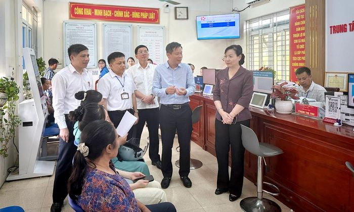 Đồng chí Nguyễn Thị Hà kiểm tra thực hiện dân chủ ở cơ sở tại Trung tâm Phục vụ hành chính công xã Mỹ Thái.