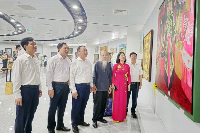  Đại biểu tham quan không gian trưng bày Triển lãm Mỹ thuật tỉnh Bắc Ninh. 