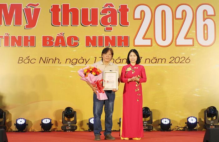  Đồng chí Bùi Thị Thu Thủy trao giải A cho tác giả Nguyễn Hồng Quang với tác phẩm “Ngày bình thường ở bản”. 