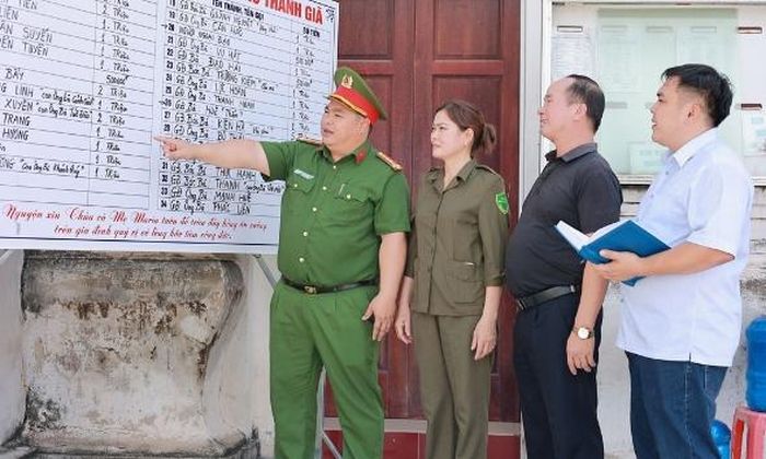 Thượng tá Nguyễn Quang Bình (ngoài cùng bên trái) nắm bắt tình hình tại Giáo xứ Thanh Giã.
